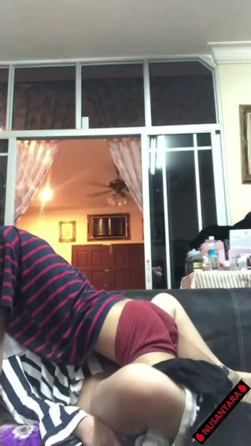 ngentot istri tetangga hijab di ruang tamu